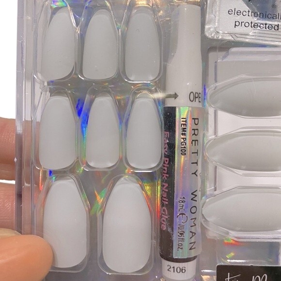 Pretty Woman Faux Nails - MNV1154 - Picture 2 of 3